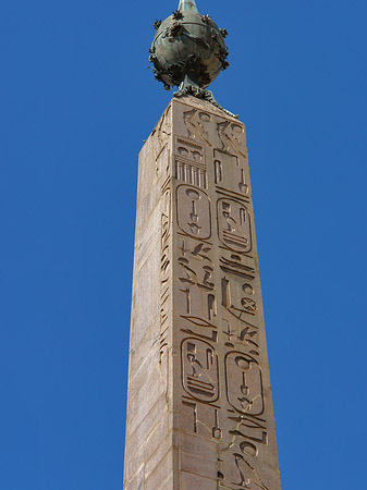 Foto Obelisk vor dem Palazzo Montecitorio