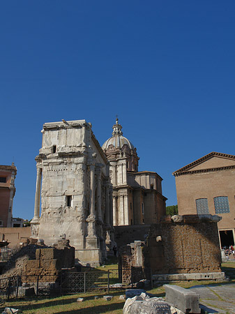 Triumphbogen mit der Curia Iulia Foto 