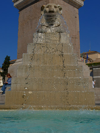 Obelisk mit Wasser