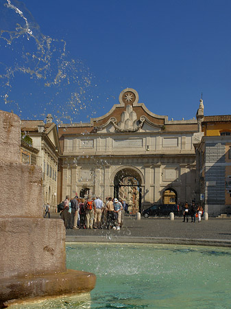 Porta del Popolo mit Löwenbrunnen Fotos