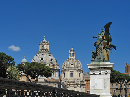 Statue vor der Santa Maria Loreto