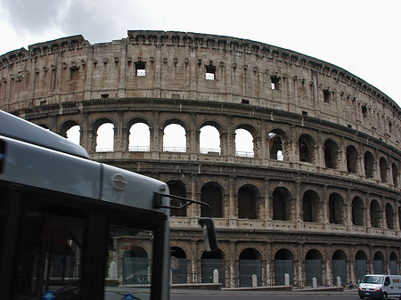 Bus vor dem Kolosseum Fotos