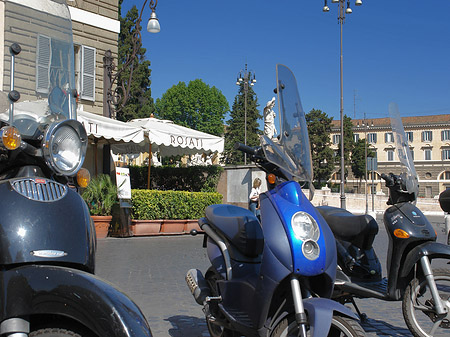 Mofas an der Piazza del Popolo