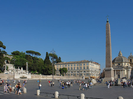 Obelisk und Löwenbrunnen