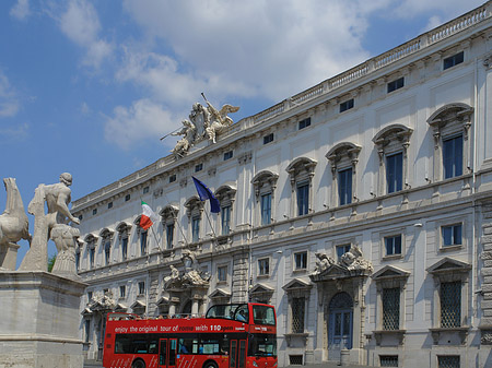 Foto Quirinalspalast mit Bus - Rom