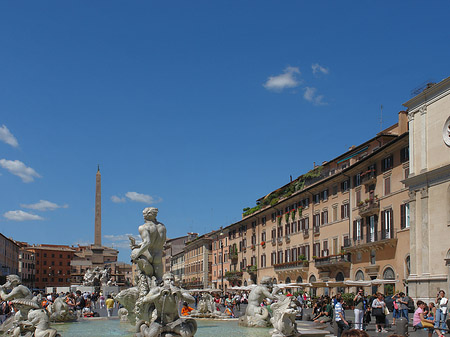 Meeresbrunnen mit Piazza Fotos