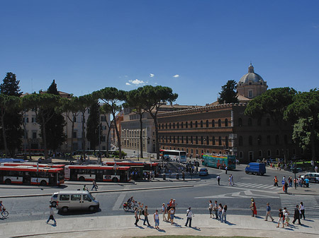 Foto Busse auf der Piazza - Rom