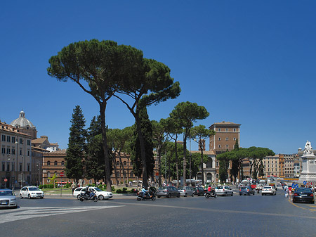 Verkehr an der Piazza Venezia Fotos