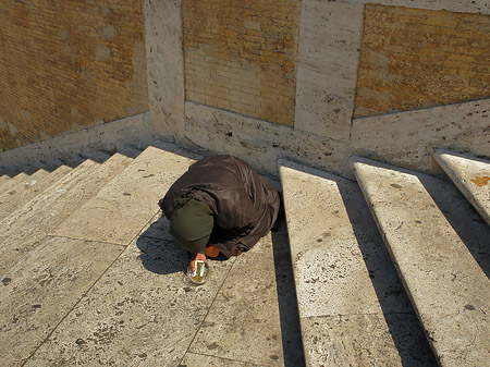 Arme Frau an der Spanischen Treppe Fotos